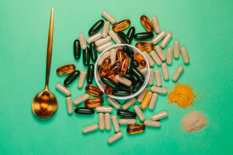 Kruidensupplementen en uw medicijnen: Een combinatie die vaker gevaarlijk is dan u denkt